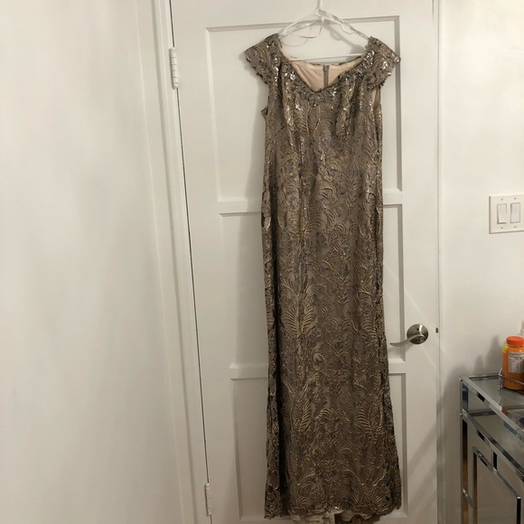 Gold gown with sequence - Picture 1 of 6